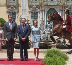 Los Reyes y Sus Excelencias el Presidente de la República Portugesa y su esposa, a su llegada al Palacio Nacional de Queluz